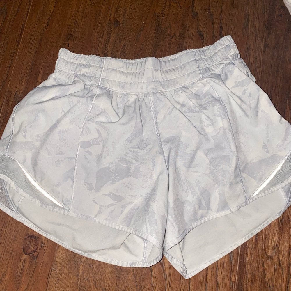 Lululemon Hotty hot shorts size 4 tall 4”